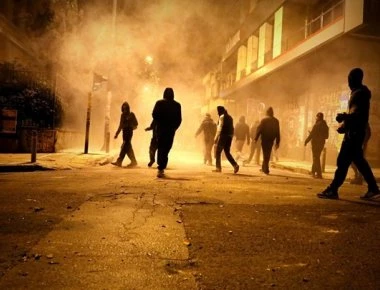 Για ακόμα μια νύχτα έγιναν φασαρίες με μολότοφ στο Πολυτεχνείο μεταξύ ΜΑΤ και αντιεξουσιαστών